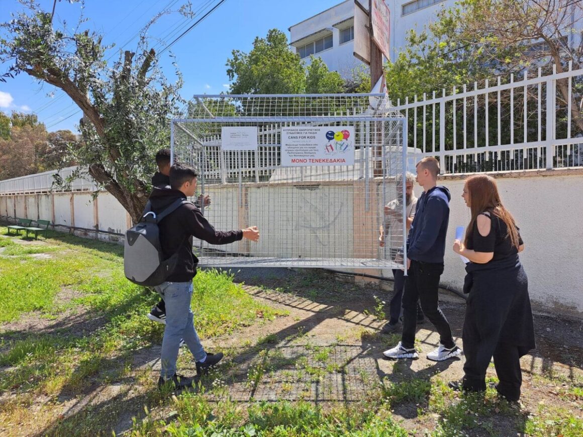 Κάθε καινούργιος κάδος περισυλλογής για τα τενεκεδάκια εμπλέκει περισσότερα σχολεία στις προσπάθεια για ανακύκλωση
